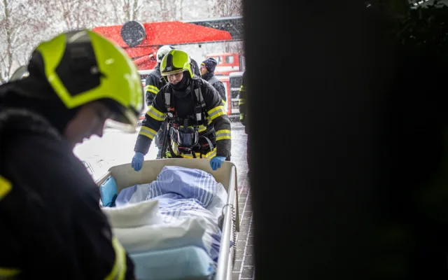 OBRAZEM: Hasiči nacvičovali evakuaci seniorcentra. Hořelo v koši na prádlo