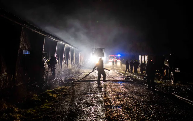 Na Trutnovsku zachvátil požár stáje. Uhynulo asi 150 krav