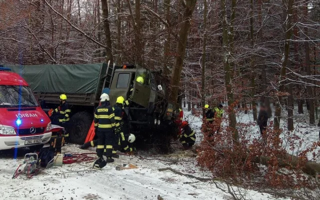 Nehoda nákladního a osobního auta u Týniště nad Orlicí