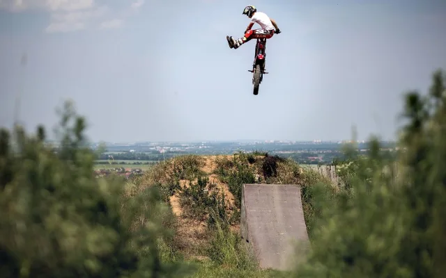 Martin Matějíček při moto trialu