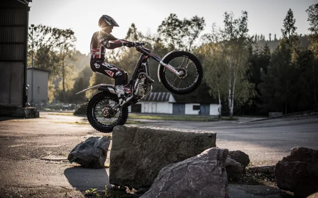Martin Matějíček při moto trialu