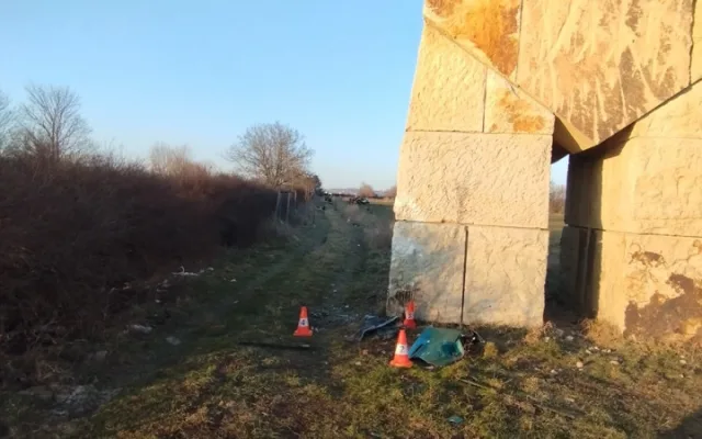 Auto vyletělo ze silnice a narazilo do pískovcového trpaslíka. Z vraku se řidič dostal sám