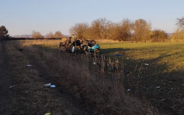 Auto vyletělo ze silnice a narazilo do pískovcového trpaslíka. Z vraku se řidič dostal sám
