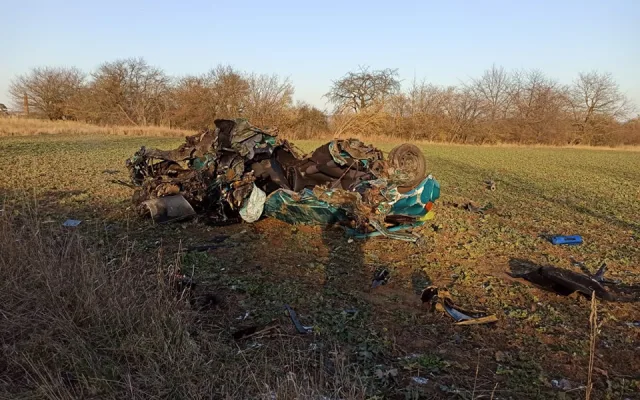 Auto vyletělo ze silnice a narazilo do pískovcového trpaslíka. Z vraku se řidič dostal sám