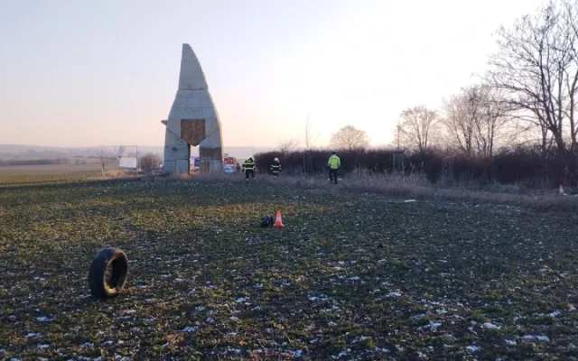 Auto vyletělo ze silnice a narazilo do pískovcového trpaslíka. Z vraku se řidič dostal sám