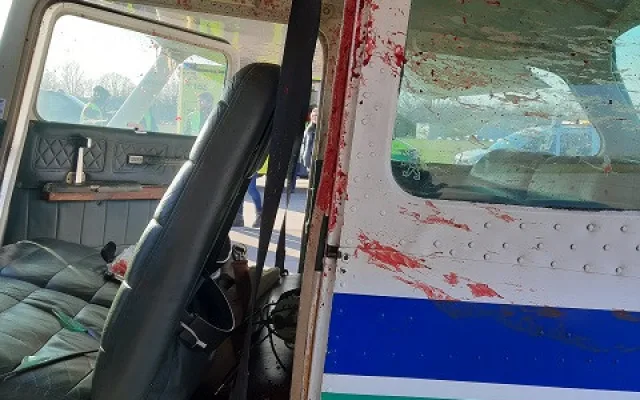 FOTO: Na hradeckém letišti nouzově přistál letoun po střetu s orlem. Žák se lehce zranil