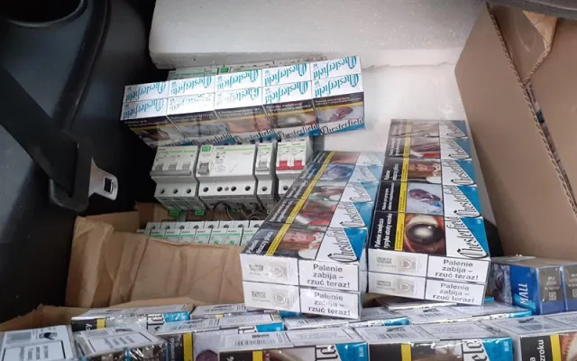 Vezu jen potraviny, tvrdil řidič. Celníci mu v autě našli 22 tisíc nezdaněných cigaret