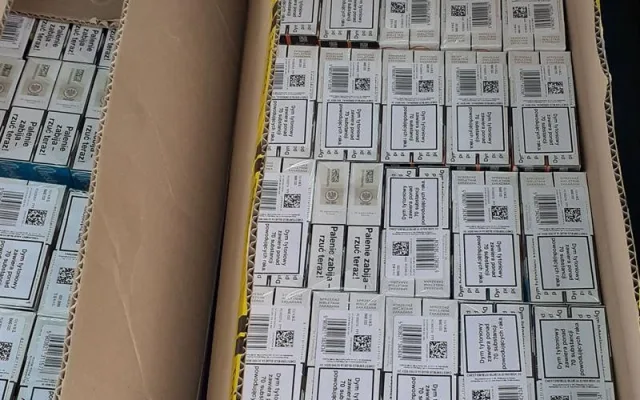 Vezu jen potraviny, tvrdil řidič. Celníci mu v autě našli 22 tisíc nezdaněných cigaret