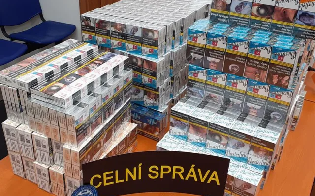 Vezu jen potraviny, tvrdil řidič. Celníci mu v autě našli 22 tisíc nezdaněných cigaret