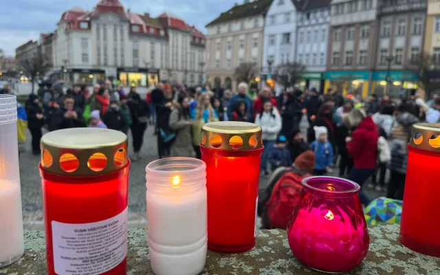Slzy, smutek a naděje. Jak vypadalo tiché uctění obětí války na Ukrajině v Hradci Králové?