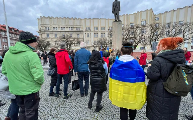 Slzy, smutek a naděje. Jak vypadalo tiché uctění obětí války na Ukrajině v Hradci Králové?