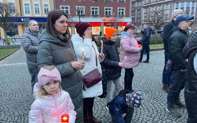 Slzy, smutek a naděje. Jak vypadalo tiché uctění obětí války na Ukrajině v Hradci Králové?