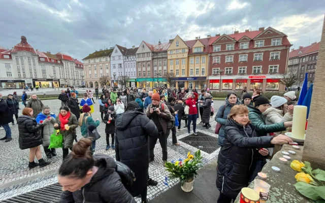 Slzy, smutek a naděje. Jak vypadalo tiché uctění obětí války na Ukrajině v Hradci Králové?