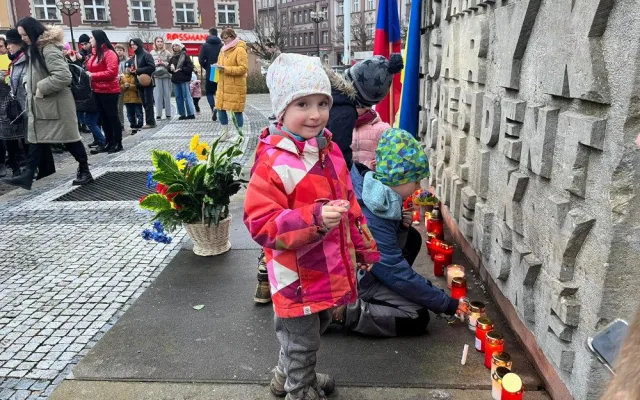 Slzy, smutek a naděje. Jak vypadalo tiché uctění obětí války na Ukrajině v Hradci Králové?