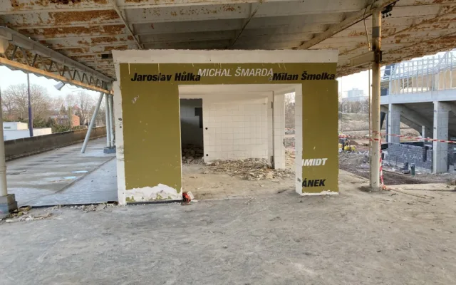 Na fotbalovém stadionu v Hradci Králové začala demolice staré východní tribuny