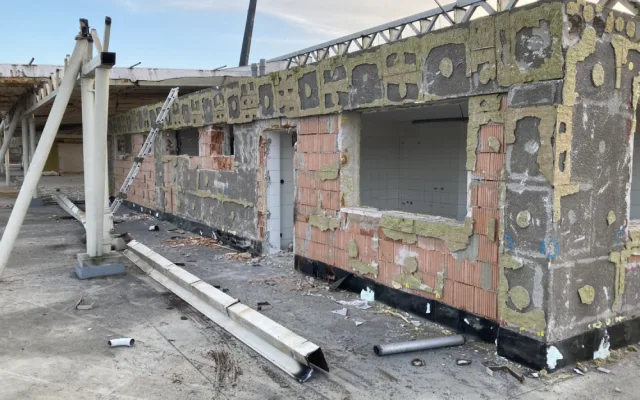 Na fotbalovém stadionu v Hradci Králové začala demolice staré východní tribuny