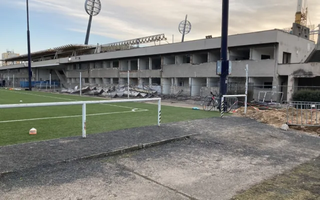 Na fotbalovém stadionu v Hradci Králové začala demolice staré východní tribuny