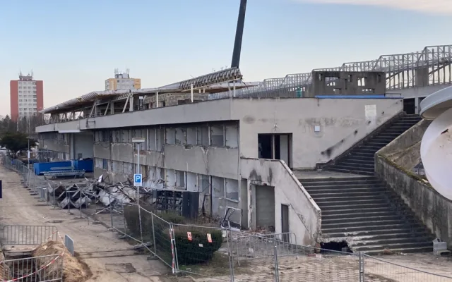 Na fotbalovém stadionu v Hradci Králové začala demolice staré východní tribuny