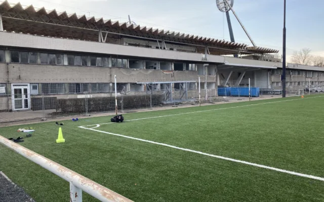 Na fotbalovém stadionu v Hradci Králové začala demolice staré východní tribuny