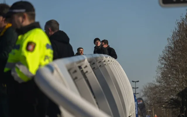 Jak udržovat novou lávku přes Labe v zimě? Klasický posyp ji poškodí, ve hře je ruční zametání