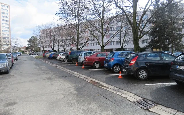Policie řeší opilce za volantem. Jeden naboural pět aut a skončil na záchytce
