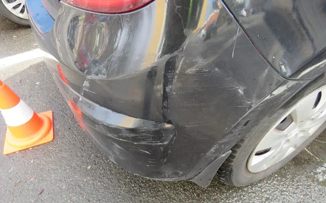 Policie řeší opilce za volantem. Jeden naboural pět aut a skončil na záchytce