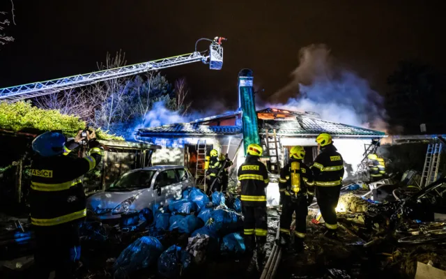 Sirény hasičů zkomplikovalo usínání lidem v Náchodě Bělovsi, hořel tam rodinný dům