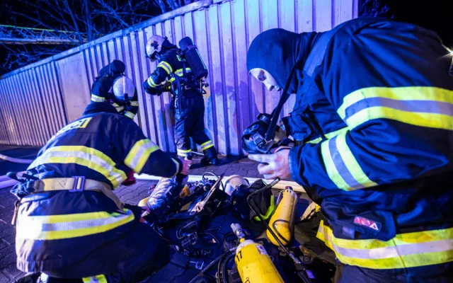 Sirény hasičů zkomplikovalo usínání lidem v Náchodě Bělovsi, hořel tam rodinný dům