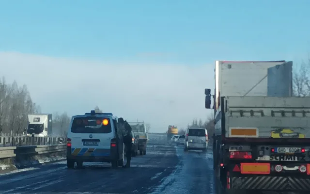V Královéhradeckém kraji sněžilo. Na kluzkých silnicích se stala řada nehod