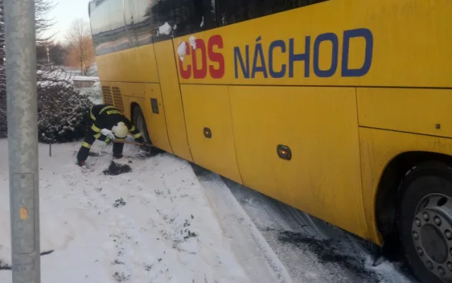 V Královéhradeckém kraji sněžilo. Na kluzkých silnicích se stala řada nehod