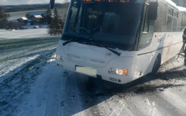 V Královéhradeckém kraji sněžilo. Na kluzkých silnicích se stala řada nehod