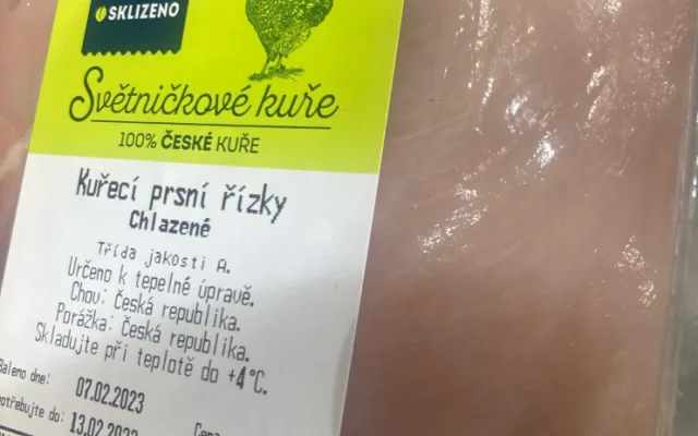 Řetězce nabízí maso z nemocných kuřat, tvrdí spolek. Důkazem jsou bílá vlákna
