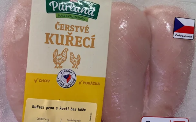 Řetězce nabízí maso z nemocných kuřat, tvrdí spolek. Důkazem jsou bílá vlákna