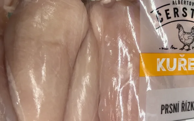 Řetězce nabízí maso z nemocných kuřat, tvrdí spolek. Důkazem jsou bílá vlákna