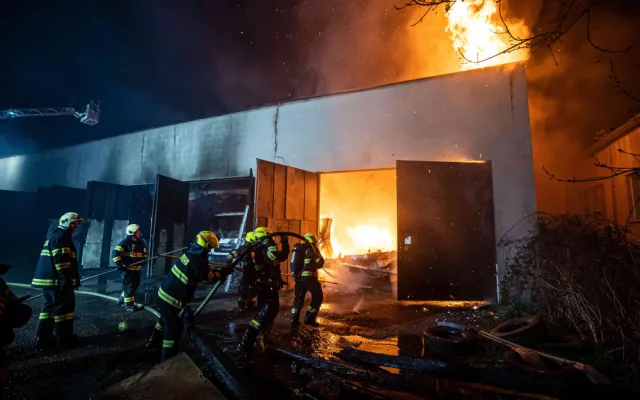 OBRAZEM: V Náchodě hořelo v areálu čistíren. Škoda se vyšplhala na sedm milionů