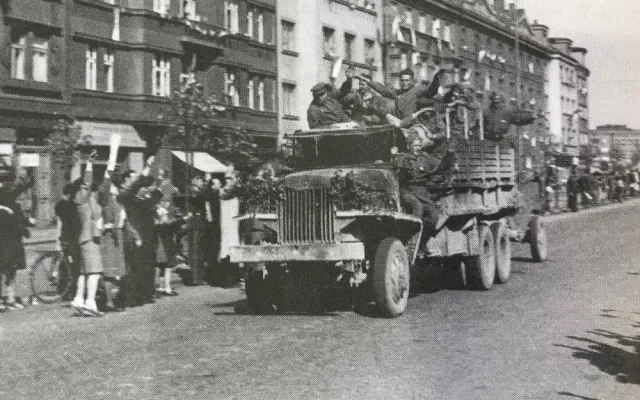 Vítání příslušníků Rudé armády. Foto V. Sekal