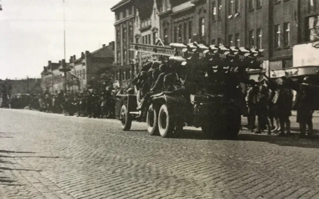 Obávané "kaťuše" u kina Centrál. Foto V. Sekal