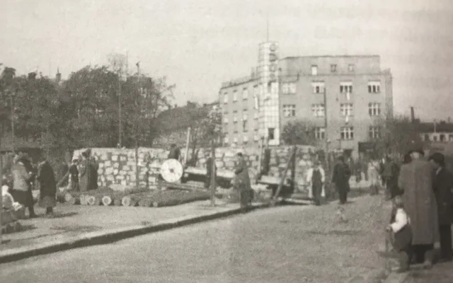 Jeden z četných zátarasů vybudovaných před blížící se frontou na důležitých komunikacích a mostech. Foto J. Musil