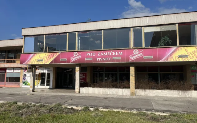 Co s polorozpadlou obchodní pasáží Hvězda v Hradci Králové? Ptali jsme se zastupitelských klubů