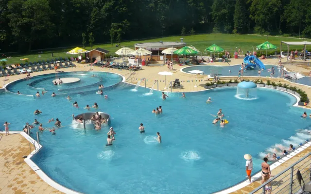 Koupaliště Flošna v Hradci Králové zahájí sezonu o tomto víkendu. V hlavní sezoně si lidé připlatí
