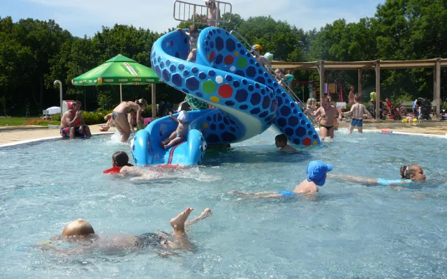 Koupaliště Flošna v Hradci Králové zahájí sezonu o tomto víkendu. V hlavní sezoně si lidé připlatí
