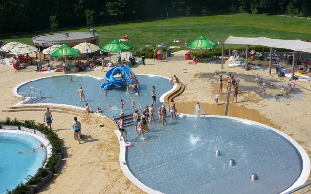 Koupaliště Flošna v Hradci Králové zahájí sezonu o tomto víkendu. V hlavní sezoně si lidé připlatí