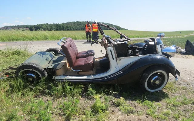 Na Hradecku havaroval veterán Praga Piccolo. Škoda je přes milion korun