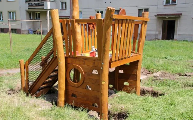 Dvůr Králové rozšiřuje svou síť dětských hřišť. Další se staví v Macharově ulici