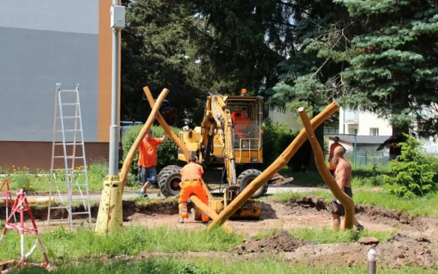 Dvůr Králové rozšiřuje svou síť dětských hřišť. Další se staví v Macharově ulici