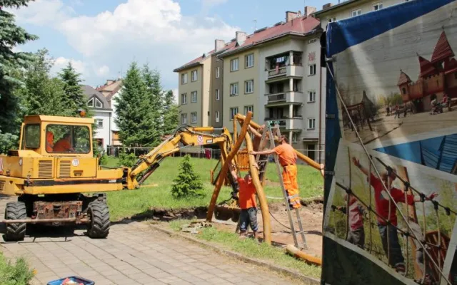 Dvůr Králové rozšiřuje svou síť dětských hřišť. Další se staví v Macharově ulici