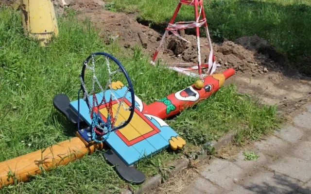 Dvůr Králové rozšiřuje svou síť dětských hřišť. Další se staví v Macharově ulici