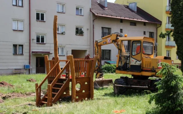Dvůr Králové rozšiřuje svou síť dětských hřišť. Další se staví v Macharově ulici