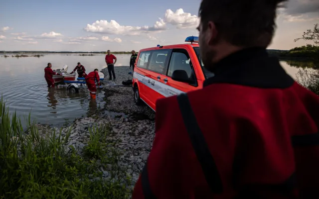 FOTO: Na Rozkoši se utopil rybář. I přes snahu záchranářů nakonec nepřežil