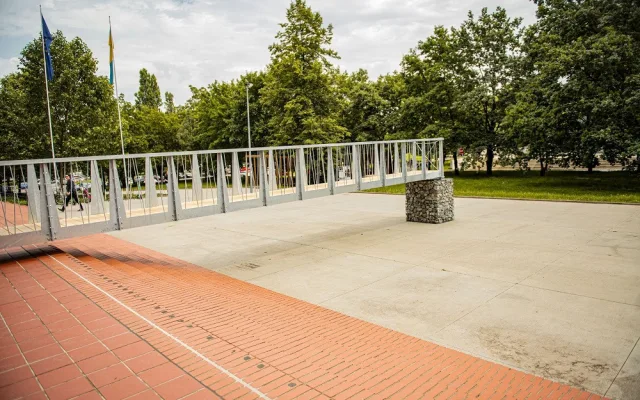 Lávka Klínovvka před budovou Fakulty architektury ČVUT